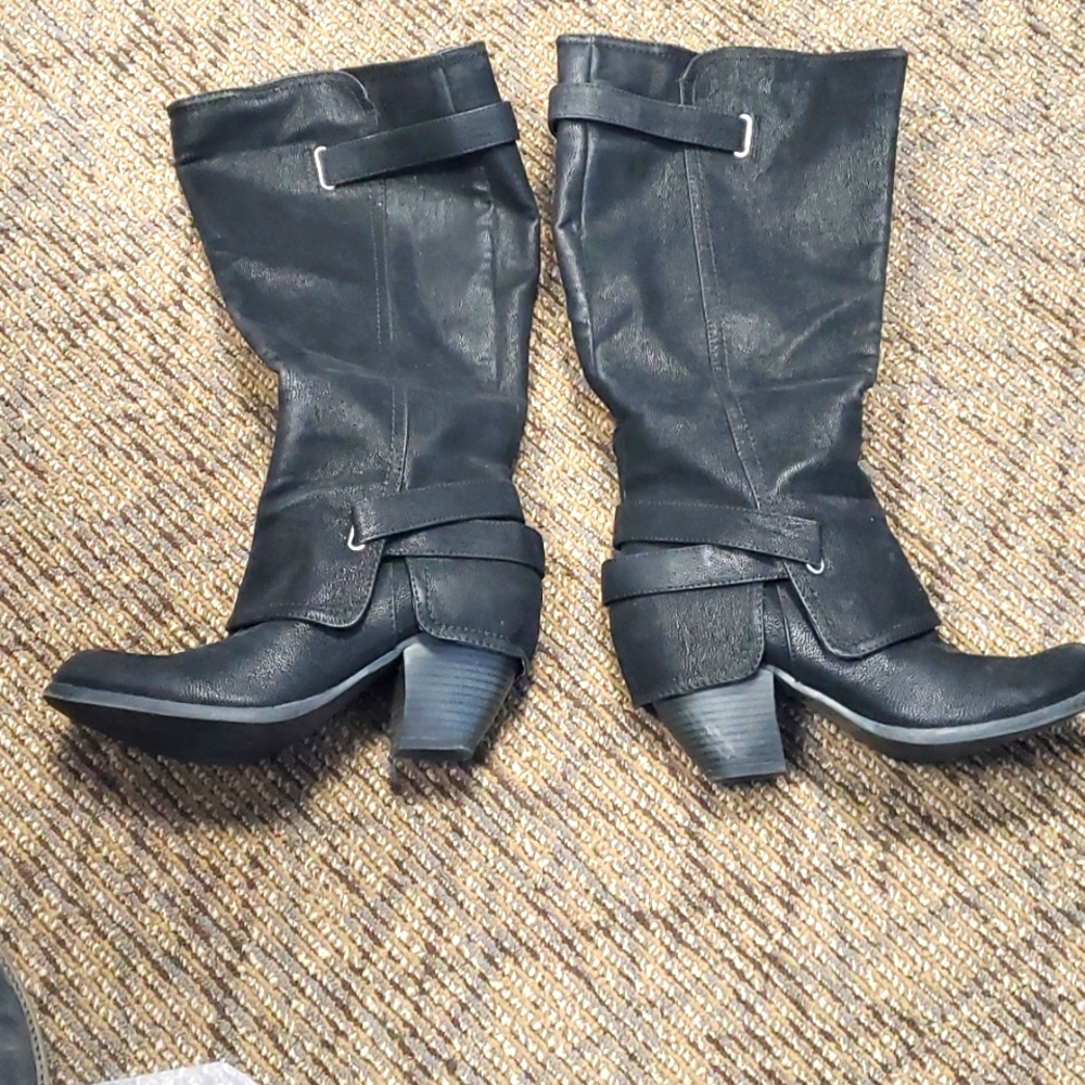 Black highheel boots